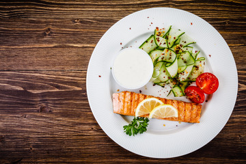 Salmon steak and vegetables