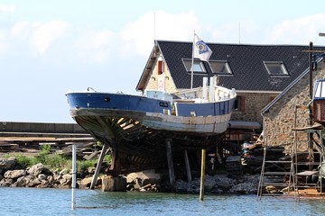 le port de Saint-Vaast-la-Hougue et son chantier naval