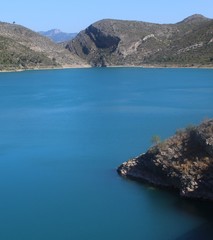 El lago turquesa