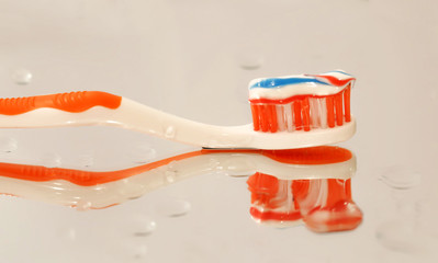la brosse à dent orange 