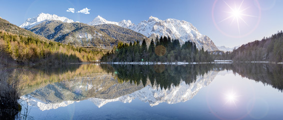 Panorama Landschaft in Bayern mit Karwendel Gebirge mit Spiegelung im See der Isar