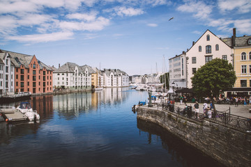 Obraz premium sunny day in Alesund at the waterfront