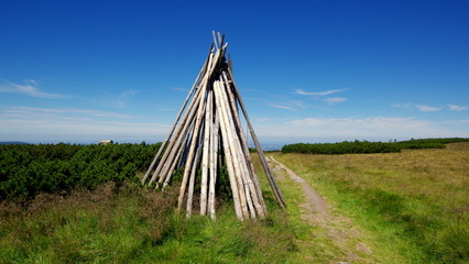 Pale ułożone niczym indiańskie tipi w karkonoskich górach nieopodal Szklarskiej Poręby © Konrad_elx