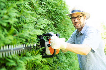 Mann bei der Gartenarbeit mit einer Heckenschere 