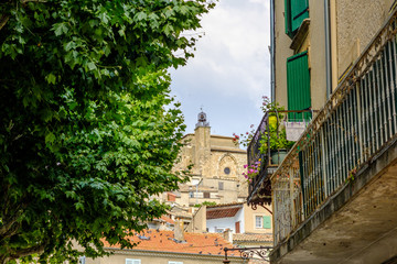 Vue sur église de village de Vzlensole. 
