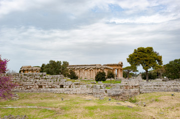 Vorne Hera-Tempel (Basilika), dahinter Hera-Tempel oder Poseidon-Tempel, Archäologische Stätte Paestum, UNESCO, Parco Nazionale di Cilento, Provinz Salerno, Region Campania, Kampanien, Italien
