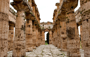 Innenraum im Hera-Tempel oder auch Poseidon- oder Neptun-Tempel, Archäologische Stätte Paestum, UNESCO, Parco Nazionale di Cilento, Provinz Salerno, Region Campania, Kampanien, Italien © Frank