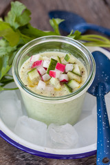 Erfrischende Gurkensuppe auf Eis