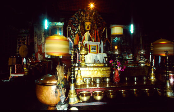 lampade al burro di yack statua budda monastero buddista di ghoom darjeeling india sikkim