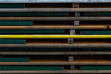 Farbige Holzbänke, zusammen geklappt und gestapelt