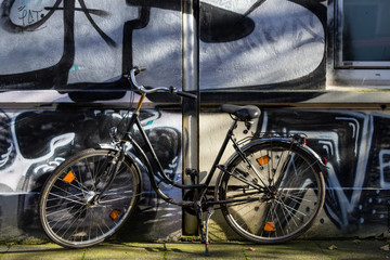 Altes Damenrad vor einem Grafitti