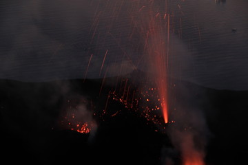 éruption dans le cratère du Stromboli, Italie