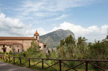 Pilgerkirche PIetra Santa bei San Giovanni a Piro, hinten Berg Bulgheria, Parco Nazionale di...