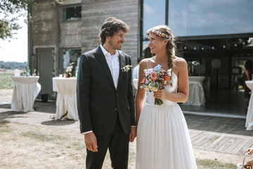 Braut und Bräutigam auf Outdoor Vintage Hochzeit