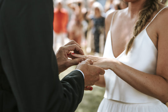 Brautpaar tauscht Ringe auf Hochzeit