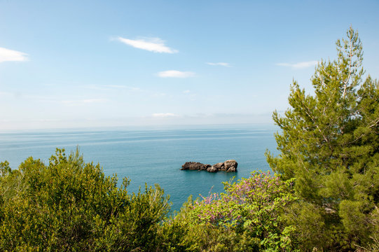 Sapri, Golfo di Policastro,  Felsen mit  Bronzestatue Spigolatrice,