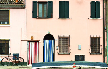 Hausfassade in der Altstadt von Comacchio, Provinz Ferrara, Region Emilia Romagna, Norditalien, Italien, Europa