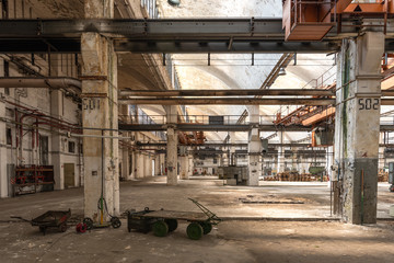 Altes Fabrikgebäude mit Industrieausstattung