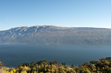 Blick aus der Nähe von  Navazzo, Ortsteil von Gargnano, über das Gardasee auf das gegenüber liegende Ostufer, Gardasee, Lago del Garda, Provinz Brescia, Region Lombardei, Italien