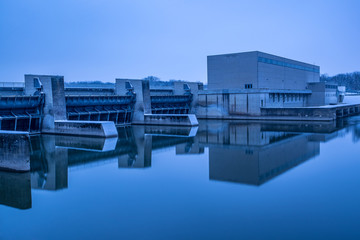 Staustufe an der Donau zur blauen Stunde