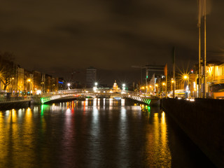 Fluss Liffey bei Nacht in Dublin, Irland