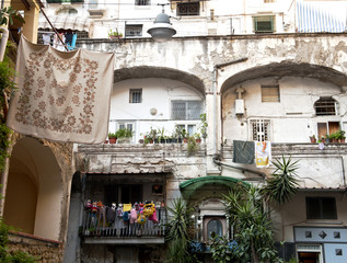 Hinterhof mit aufgehängter Wäsche in der Altstadt von Neapel, Napoli, Kampanien, Campagna, Italien, Italia