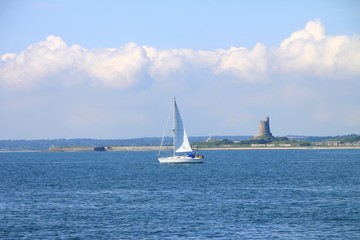 voilier navigant devant le fort de la Hougue à Saint-Vaast-la-Hougue dans le Cotentin,...