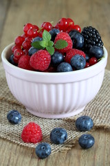 Himbeeren, Blaubeeren, Brombeeren und rote Johannisbeeren in der Schale