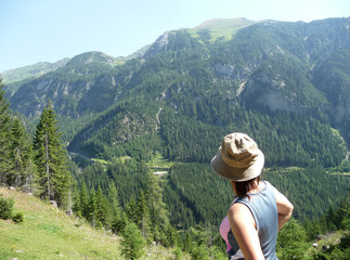Fototapeta na wymiar tourist mountains, looking at the mountain slopes in the woods, blue sky