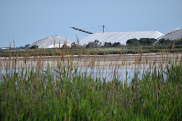 Aigues-Mortes, Gard, Languedoc, Occitanie, les montagnes de sel des salins du midi