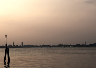 Naklejka na ściany i meble Slihouette von Venedig im Abendlicht Venezia, Italien