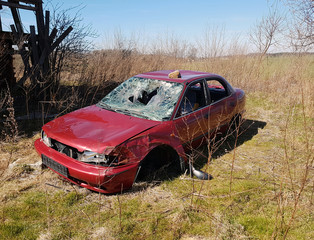 verschrottet und zerstörtes Auto in der Wiese.scrapped and destroyed car in the meadow