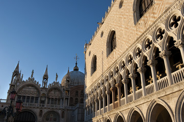 Fototapeta na wymiar Markusdom und Dogenpalast am Markusplatz in Venedig, Italien