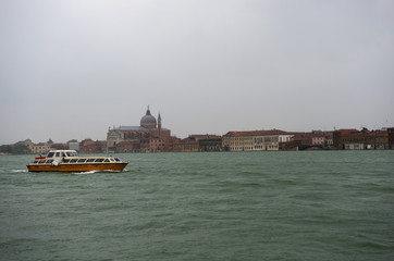 Vaporetto auf dem Canale della Guidecca vor dem Ufer der Insel Guidecca, Venedig, Venezia, Italien