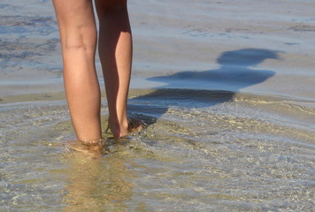 Vacanze al mare in estate - gambe di una donna solitaria