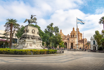 Place San Martin et cathédrale de Cordoba - Cordoba, Argentine