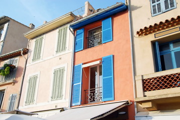 Fototapeta na wymiar Ville de Cassis, le vieux port, façades colorées, département des Bouches-du-Rhône, Provence, France