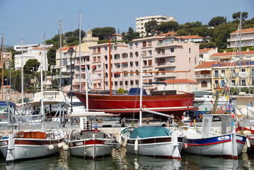 Fototapeta na wymiar Ville de Cassis, le vieux port, ses bateaux de pêche et façades colorées, département des Bouches-du-Rhône, Provence, France