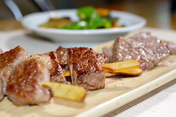 牛サーロインの串焼きと牛カルビの焼肉、焼き野菜を添えて
