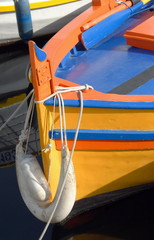 Naklejka premium Ville de La Ciotat, le vieux port, bateau de pêche coloré jaune et orange avec ses cordages, département des Bouches-du-Rhône, Provence, France