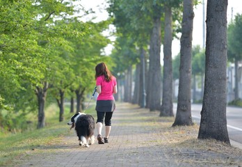 愛犬と散歩する女性