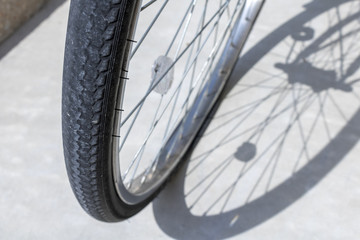 摩耗した自転車のタイヤ
