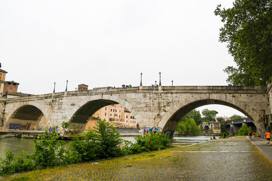 「ティベリーナ島」の画像 21 件の Stock 写真、ベクターおよびビデオ Adobe Stock