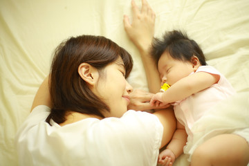お昼寝する親子