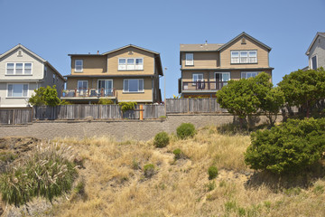 Fototapeta na wymiar Houses on a hillside in Richmond California.