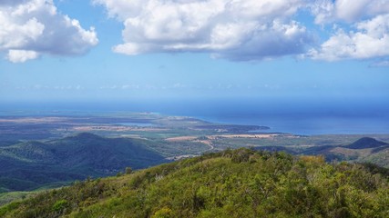 Fototapeta na wymiar Aussicht von einem Berg im Topes de Collabntes auf Kuba