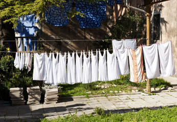 Wäscheleine mit Wäsche zum Trocknen in der Altstadt von Labin, Istrien, Kroatien, Adria, Mittelmeer