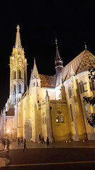 Fototapeta premium Église Notre-Dame-de-l'Assomption de Budavár de nuit, Budapest