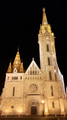 Fototapeta na wymiar Église Notre-Dame-de-l'Assomption de Budavár de nuit, Budapest