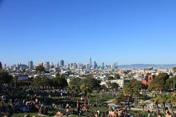 Fotobehang View of San Francisco’s Skyline from Mission Dolores Park © marcuspon